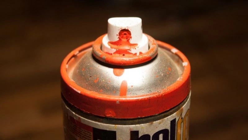 Вандал из мести изрисовал краской автомобиль в Южно-Сахалинске