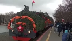 Сахалинцы толпятся в очереди ради поездки по детской железной дороге
