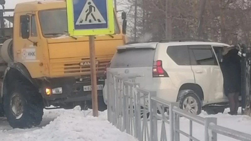 Авария с участием внедорожника и КамАЗа произошла возле школы в Охе