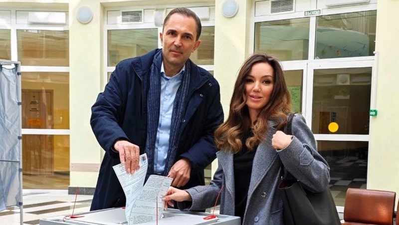 Сенатор от Сахалина вместе с женой проголосовали на выборах президента РФ 