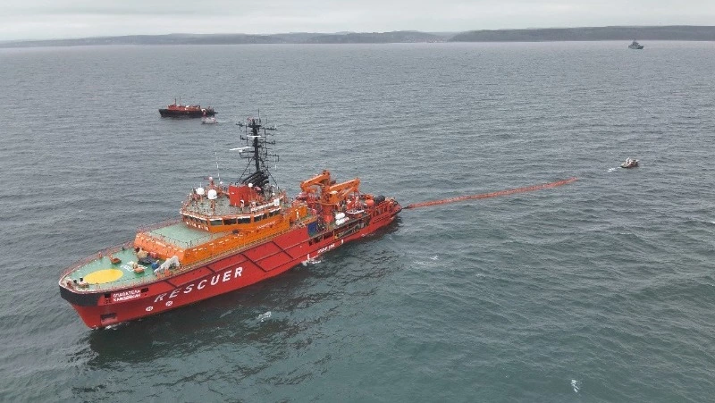 Спасатели отработали ликвидацию разлива нефти в заливе Анива