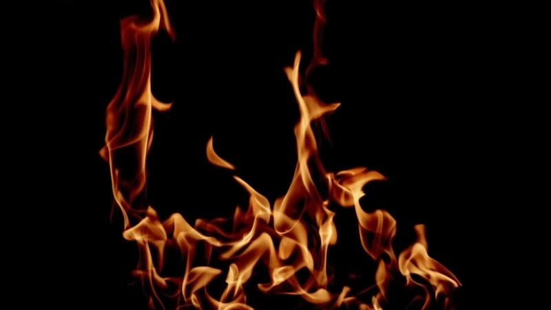 В Холмском районе более девяти часов тушили расселенную двухэтажку