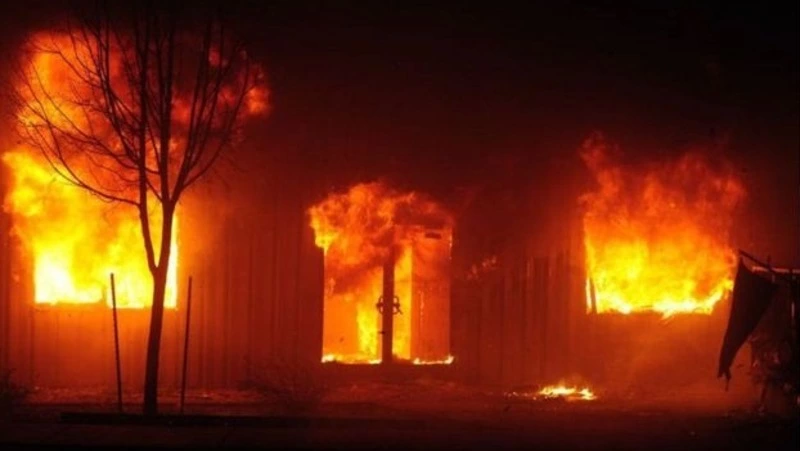 Пожарные потушили частный дом в Холмском районе 