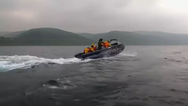 «Шли к маяку четыре часа!» Сильные волны встретили звезду «Первого канала» на маяке Анива