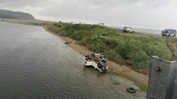 Машина без водителя скатилась с холма в воду в Корсаковском районе