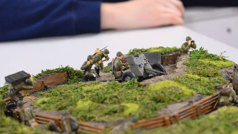 Житель Сахалина создал объемную военную диораму и подарил ее музею