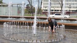 Сахалинцы не вынесли жары и открыли сезон купания в фонтанах