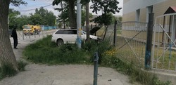 Toyota Caldina снесла школьный забор в Южно-Сахалинске: ВИДЕО