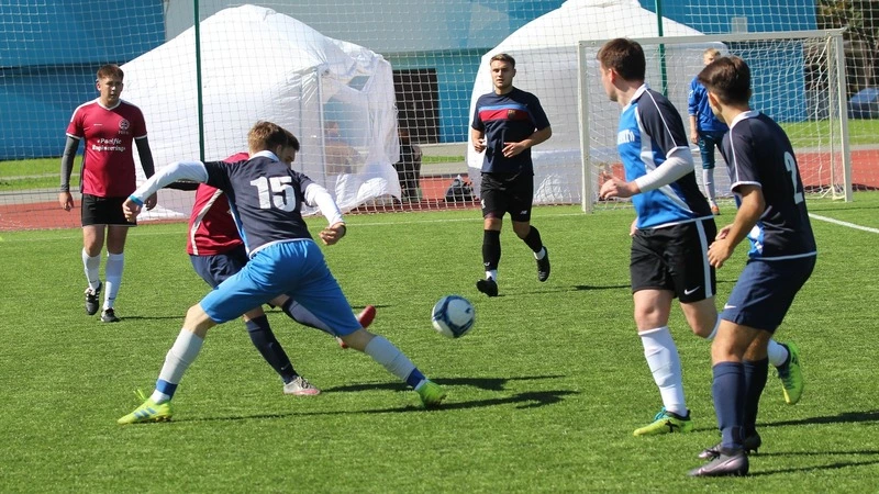 На южно-сахалинском стадионе «Космос» в ворота залетел «Мяч добра»