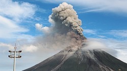 Вулкан Эбеко на Курилах выбросил столб пепла на высоту 3 км