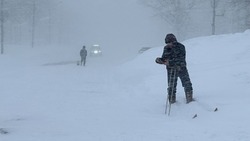 Лыжи в помощь! Третий день мощной метели на Сахалине — 10 фото
