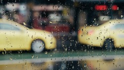Дождь взвинтил цены на такси и создал пробки на дорогах Южно-Сахалинска