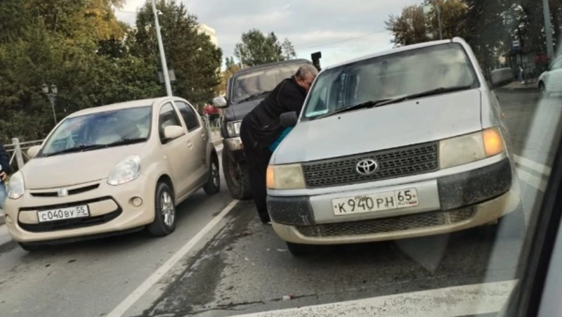 Тройное ДТП спровоцировало серьезные пробки в Южно-Сахалинске 