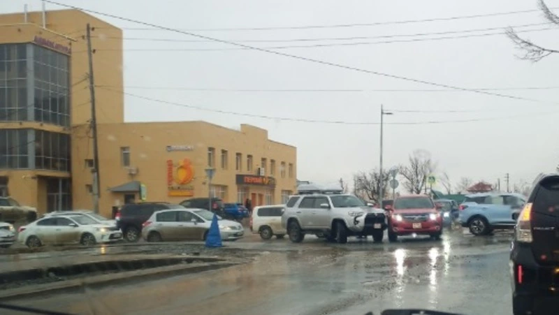 «Детская встала»: авария на кольцевой развязке парализовала улицу в Южно-Сахалинске 