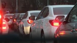 В утренней пробке на важной улице застряли водители Южно-Сахалинска — ПРИЧИНА
