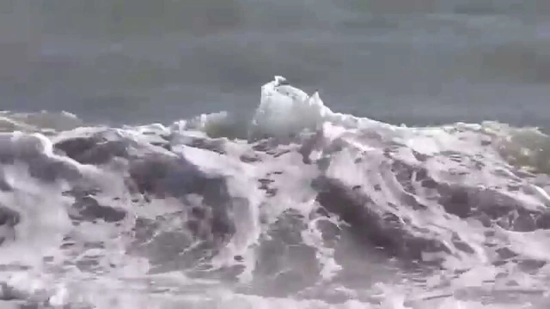 Из-за сильного шторма море на Сахалине выходит из берегов