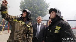 Жильцам сгоревшей многоэтажки в Южно-Сахалинске обещают компенсации и временное жилье