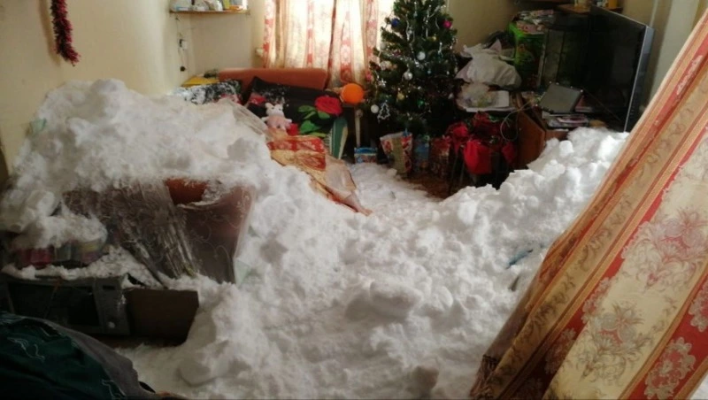 «В прошлом году это уже случалось»: снег с крыши выбил окна в квартире жителей Долинского района