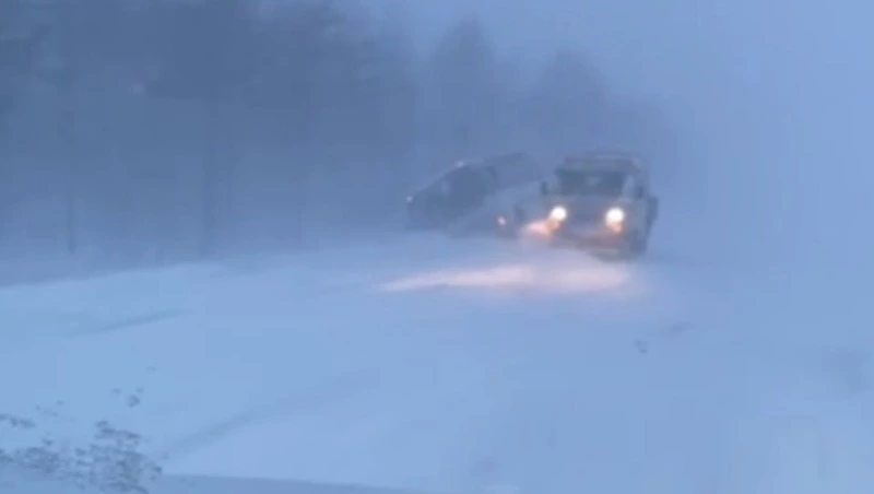 МЧС сопроводит колонны скопившихся в метель машин между Южно-Сахалинском и Долинском