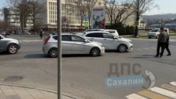 Две «легковушки» столкнулись на пересечении Компроспекта и улицы Дзержинского в Южно-Сахалинске 