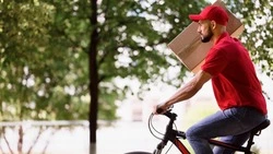 Superjob: зарплаты курьеров в России выросли до 200 тысяч рублей