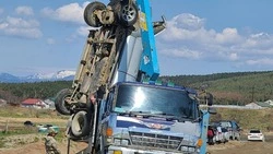 Внедорожник слетел с трассы на морское побережье на юге Сахалина