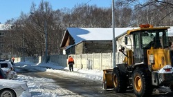 Шести УК выдали предостережения за плохую расчистку дворов в Южно-Сахалинске
