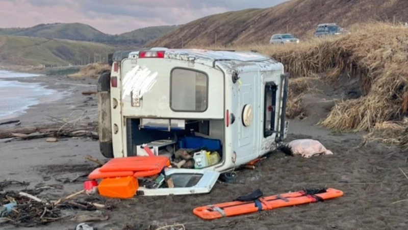 Машина скорой слетела с трассы на побережье моря и перевернулась на Сахалине