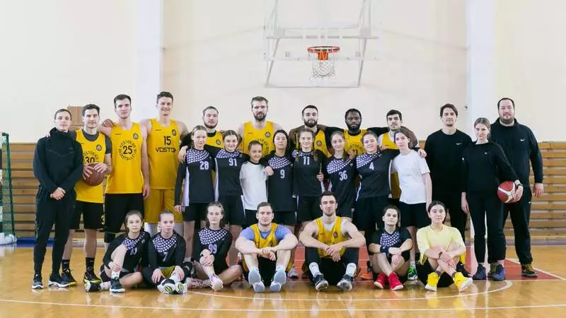 Баскетболисты «Востока-65» провели тренировку для команды начинающих спортсменок