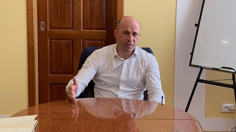 Мэр Долинска потерял в доходах за год, но сохранил все имущество