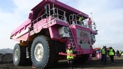 Розовый карьерный самосвал появился на Сахалине