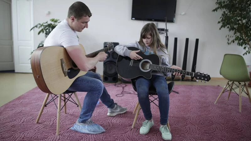 «Вольные музыканты» увлекли игрой на гитаре подопечных сахалинского «Огонька»