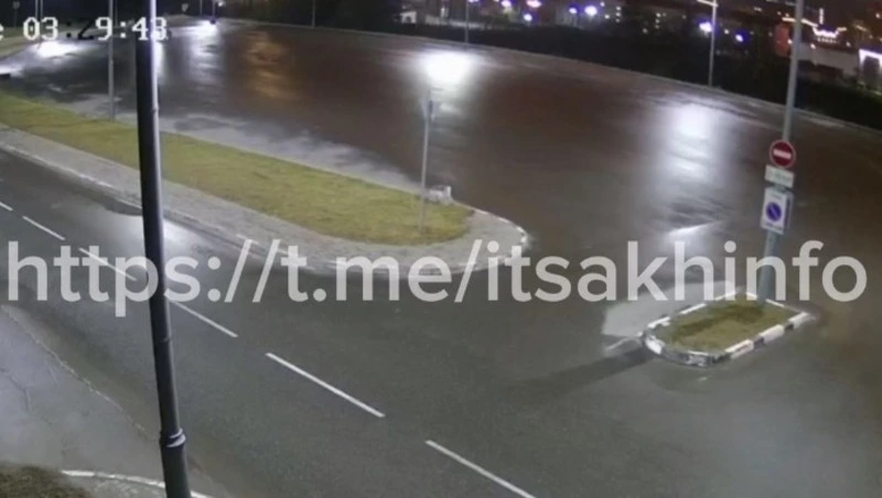 Одинокий гонщик на парковке в Южно-Сахалинске случайно съехал в кювет 