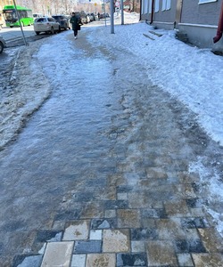 Жители Южно-Сахалинска назвали ледовым катком тротуары на улицах города