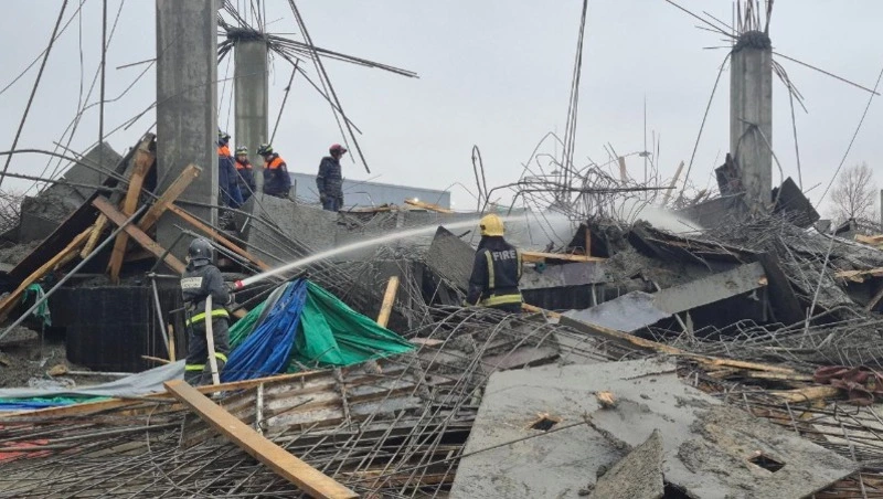 Фоторепортаж с места обрушения двухэтажного здания в Южно-Сахалинске