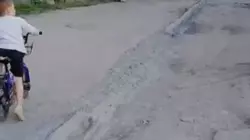 Сахалинка пожаловалась на двор, где жители задыхаются от дорожной пыли