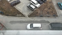 Автомобили обдирают днище во дворе дома в Южно-Сахалинске
