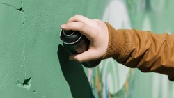 На Сахалине вандалы заплатят 80 тысяч рублей за граффити на зданиях и памятнике
