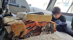 Ребенок катается на полу автобуса в столице Сахалина. «Превратится в котлету»