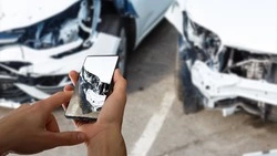 Кусок металла с кровли упал на автомобиль в Холмске