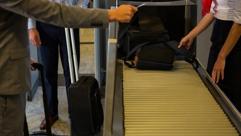 Недосмотрели: южно-сахалинский аэровокзал потерял 2,8 млн рублей на модернизации багажных лент