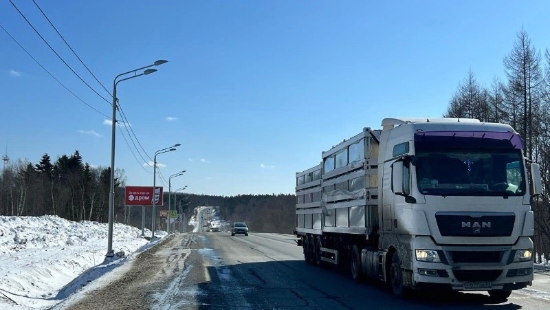 Движение большегрузов временно ограничат с 5 мая на ряде дорог Сахалина и Курил