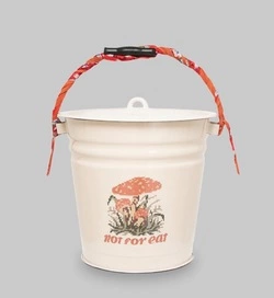 Российский бренд начал продавать ведро для грибов за 16 тысяч рублей