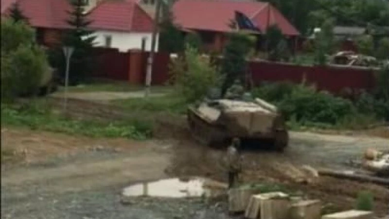 В пригороде Южно-Сахалинска военная техника разворотила все дороги