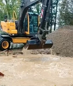 Рабочие всю ночь расчищали ручей от грунта в Южно-Сахалинске