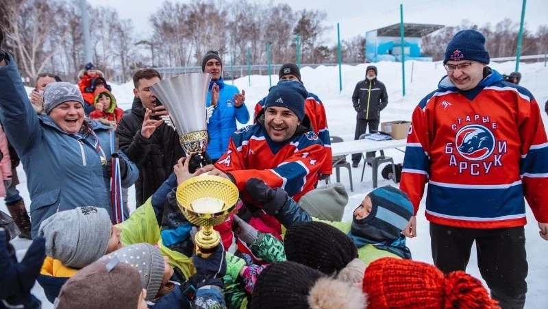 «Солнышко» — лучшая семейная команда по хоккею в валенках на Сахалине
