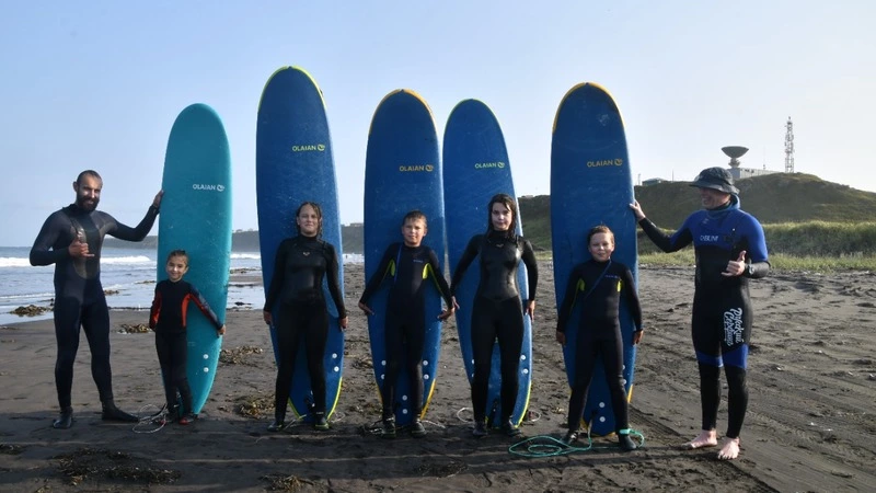 «Лови волну!». Тренер из Петербурга воспитал смену серфингистов на Курилах