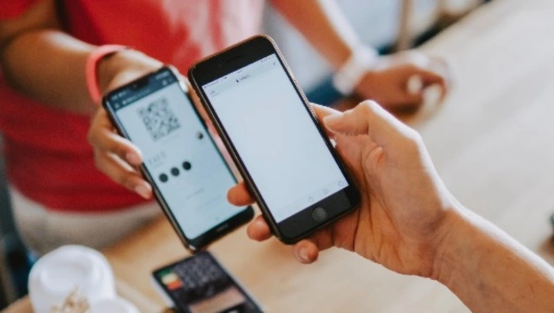 Мужчина украл два смартфона во время застолья в Макарове