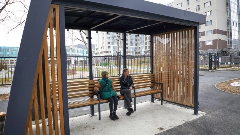 На новой остановке возле гимназии № 3 Южно-Сахалинска высадят цветы