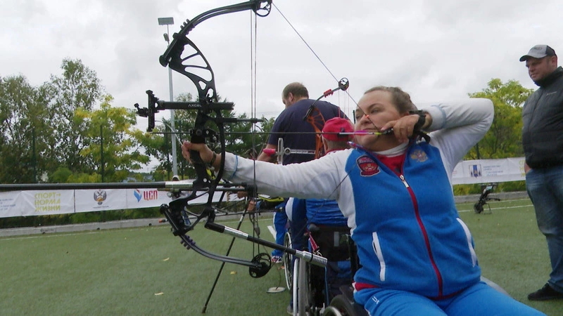 Паралимпийцы сборной России по стрельбе из лука учили сахалинцев правильно поражать цель